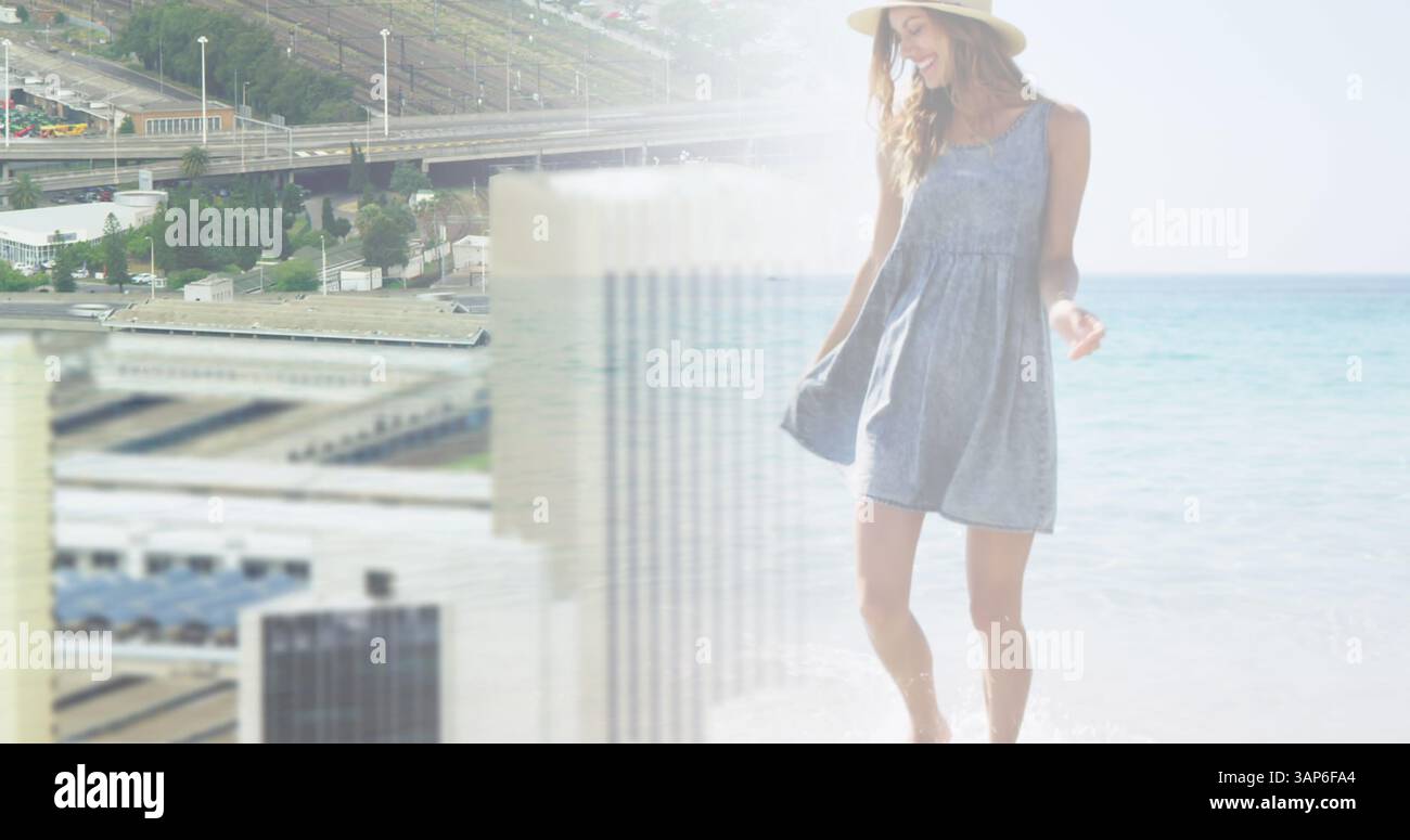 Komposit aus glücklicher Frau, die am sonnigen Strand läuft, mit schnellem Verkehr in der Stadt Stockfoto