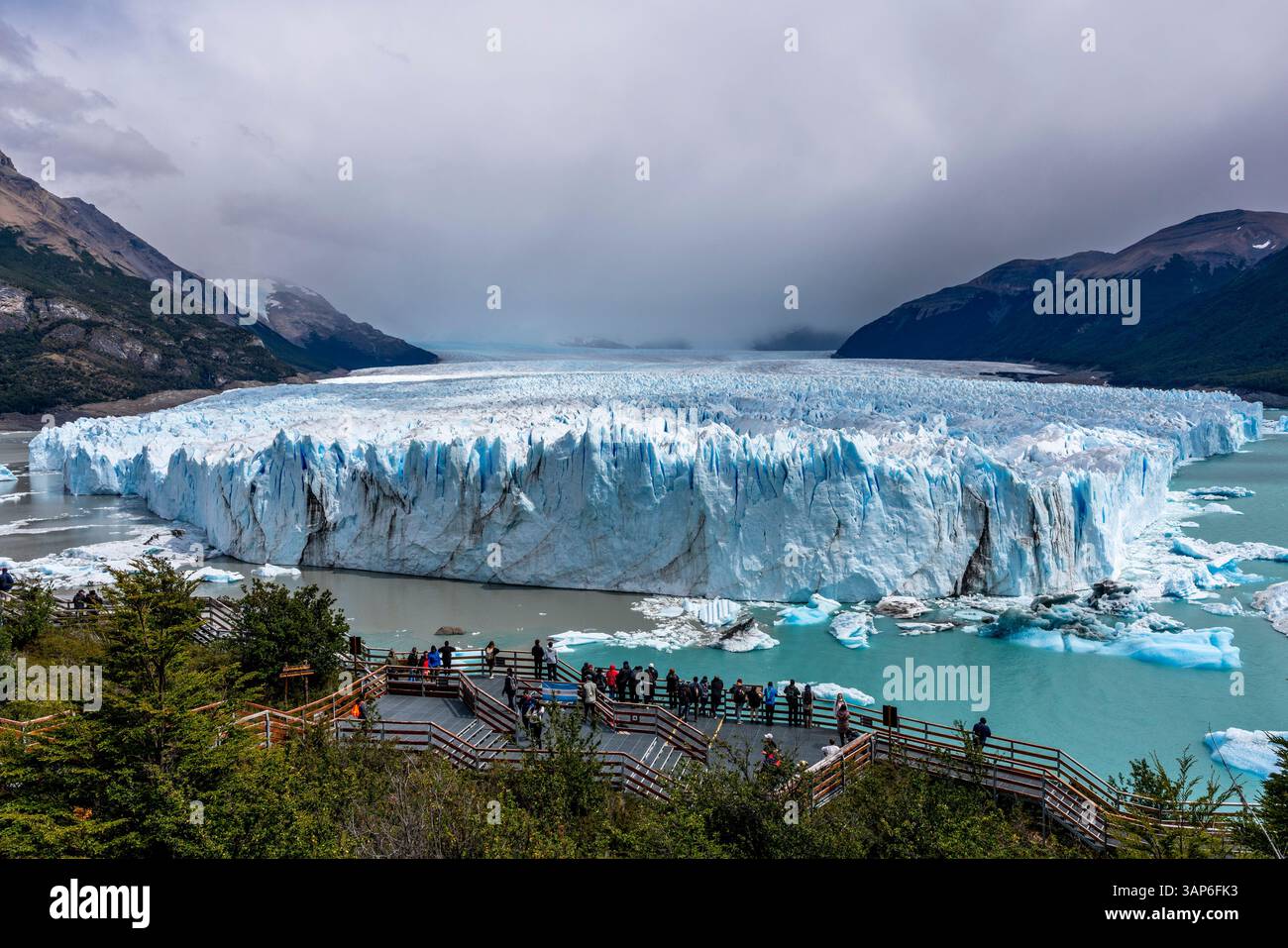 Touristen/Besucher, Die Den Perito Moreno Gletscher, Los Glaciares Nationalpark, Provinz Santa Cruz, Patagonien, Argentinien Besichtigen. Stockfoto