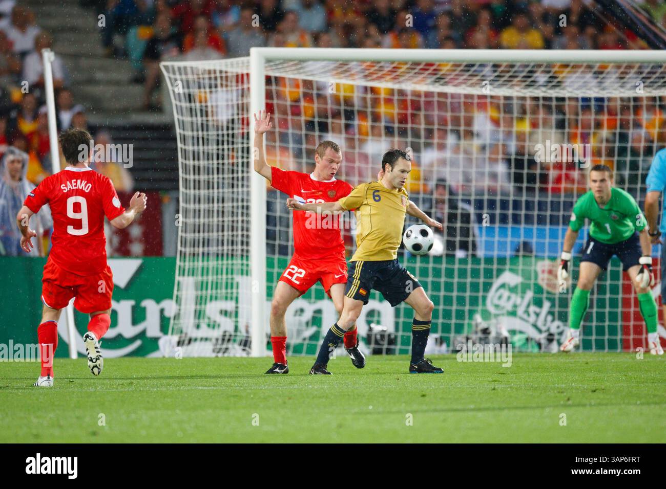 Aleksandr Aniukov (22) verteidigt Andres Iniesta (6) während eines Halbfinalspiels der UEFA Euro 2008 am 26. Juni 2008 im Ernst Happel Stadion in Wien. Nur redaktionelle Verwendung. Kommerzielle Nutzung verboten. (Foto: Jonathan Paul Larsen / Diadem Images) Stockfoto