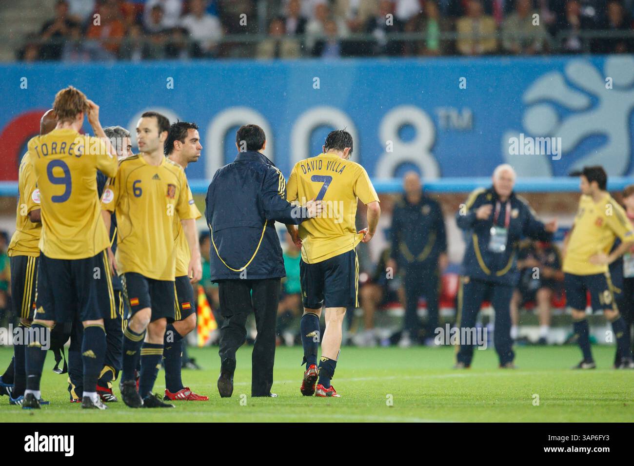 David Villa aus Spanien (7) wird am 26. Juni 2008 im Ernst-Happel-Stadion in Wien im Halbfinale der UEFA Euro 2008 gegen Russland abgelöst. Nur redaktionelle Verwendung. Kommerzielle Nutzung verboten. (Foto: Jonathan Paul Larsen / Diadem Images) Stockfoto