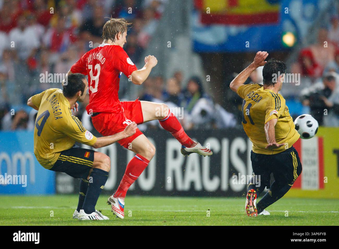 Roman Pawlyuchenko aus Russland schießt den Ball während eines Halbfinalspiels der UEFA Euro 2008 gegen Spanien am 26. Juni 2008 im Ernst-Happel-Stadion in Wien. Nur redaktionelle Verwendung. Kommerzielle Nutzung verboten. (Foto: Jonathan Paul Larsen / Diadem Images) Stockfoto