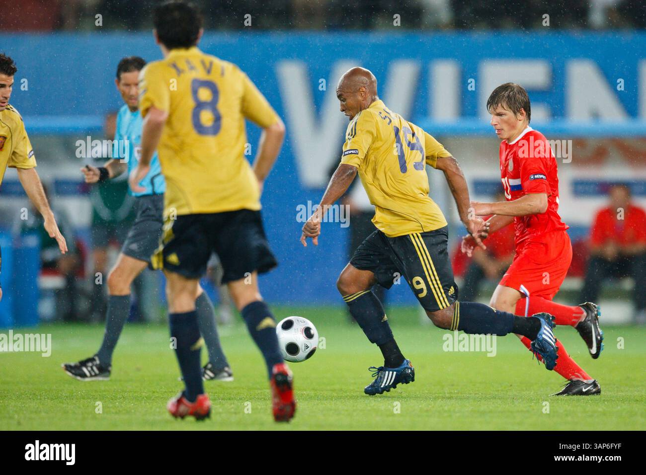 Marcos Senna von Spanien (19) am 26. Juni 2008 im Ernst-Happel-Stadion in Wien, Österreich, während eines Halbfinalspiels der UEFA Euro 2008 gegen Russland. Nur redaktionelle Verwendung. Kommerzielle Nutzung verboten. (Foto: Jonathan Paul Larsen / Diadem Images) Stockfoto