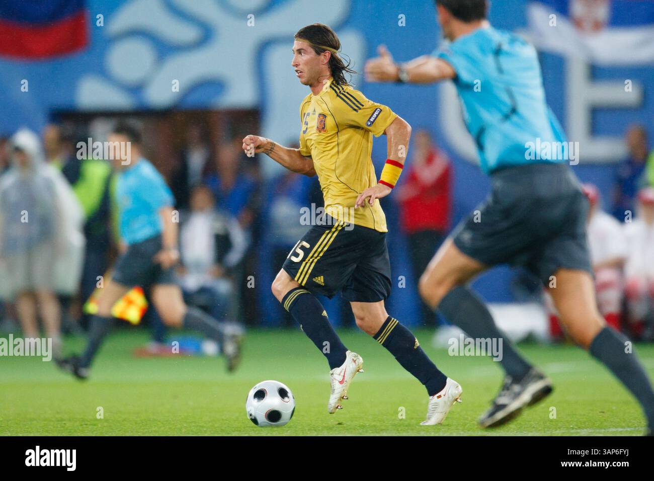 Sergio Ramos aus Spanien hat am 26. Juni 2008 im Ernst-Happel-Stadion in Wien ein Halbfinalspiel der UEFA Euro 2008 gegen Russland angegriffen. Nur redaktionelle Verwendung. Kommerzielle Nutzung verboten. (Foto: Jonathan Paul Larsen / Diadem Images) Stockfoto