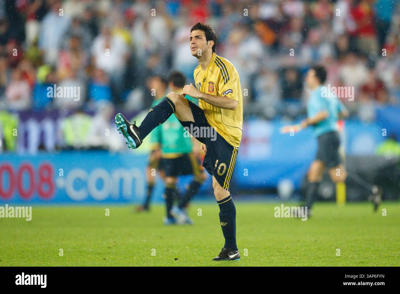 Der spanische CESC Fabregas bereitet sich am 26. Juni 2008 im Ernst-Happel-Stadion in Wien auf den Start der zweiten Hälfte des Halbfinalspiels der UEFA Euro 2008 gegen Russland vor. Nur redaktionelle Verwendung. Kommerzielle Nutzung verboten. (Foto: Jonathan Paul Larsen / Diadem Images) Stockfoto