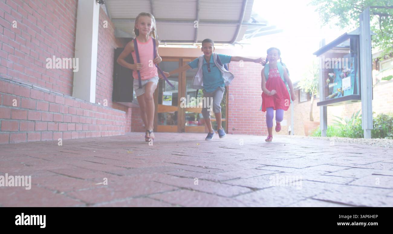 Bild eines fröhlichen Lehrertagstextes über verschiedenen Schulkindern, die lächeln und laufen Stockfoto