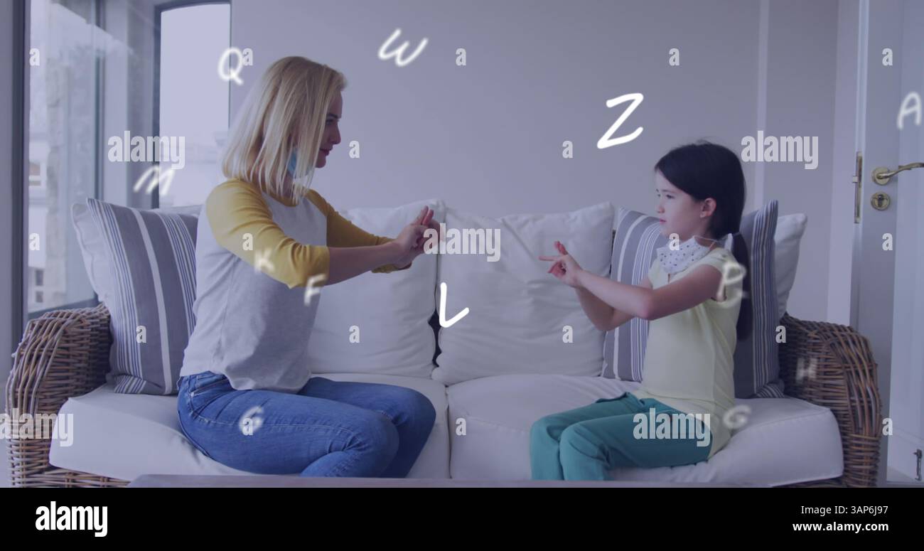 Bild von Briefen über die kaukasierin und ihre Tochter mit Gesichtsmasken in Gebärdensprache Stockfoto