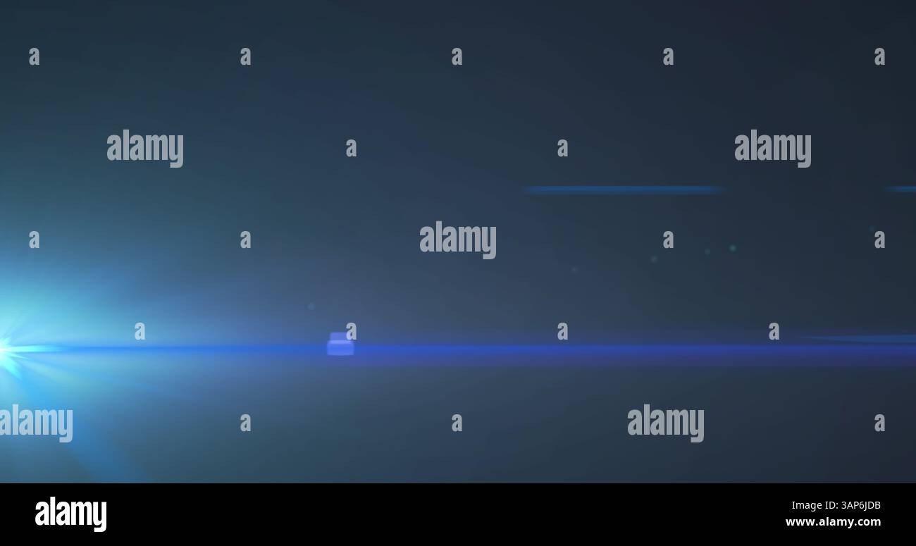 Bild eines blauen Scheinwerfers mit Streulicht auf dunklem Hintergrund Stockfoto