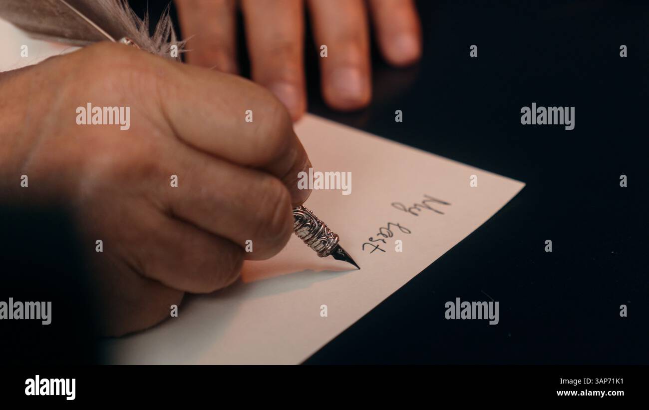 Alter kaukasischer Mann schreibt letzten Willen männlicher Rentner älteres Dokument Testament Nachlass Gesetz Alter Erbgut Vorbereitung Tod Wunsch Notar Büro Stockfoto Alter kaukasischer Mann schreibt letzten Willen männlicher Rentner älteres Dokument Testament Nachlass Gesetz Alter Erbgut Vorbereitung Tod Wunsch Notar Büro Stockfoto