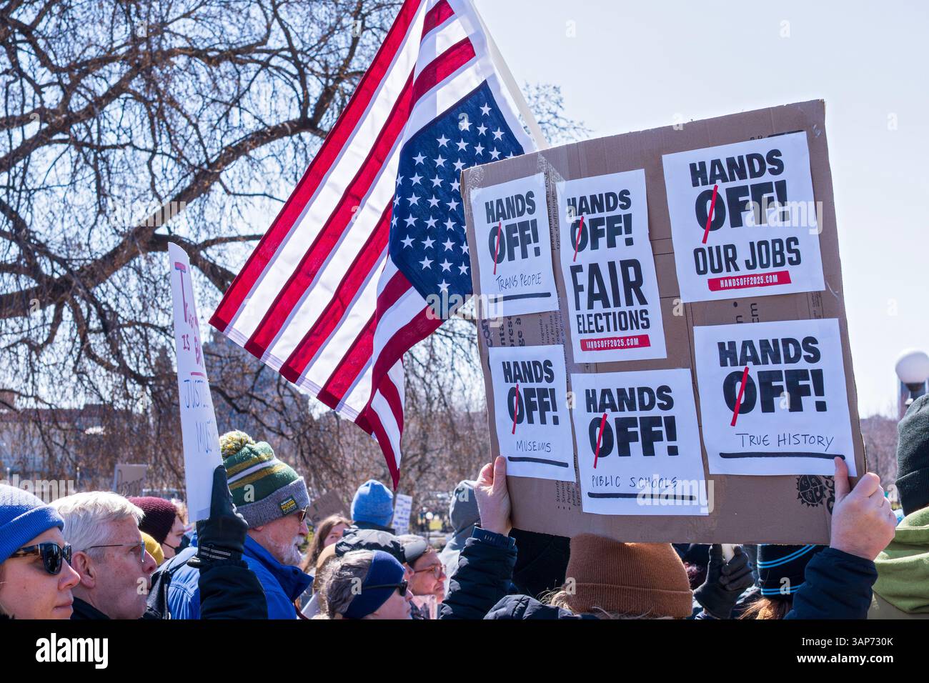 ST. PAUL, MN, USA - 5. APRIL 2025: Demonstranten demonstrieren in der Hauptstadt des Bundesstaates Minnesota bei Protesten gegen Trump-Politik. Stockfoto