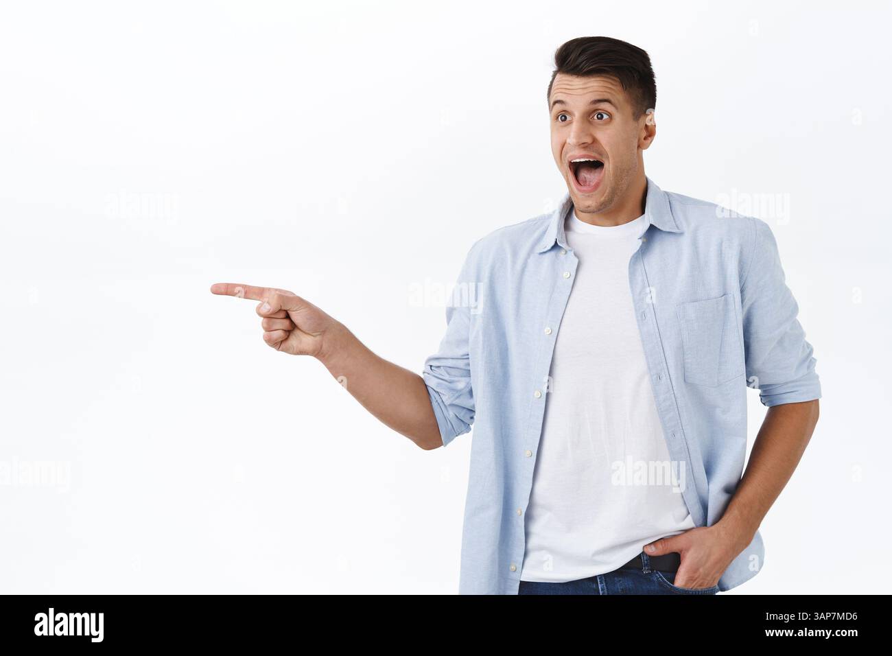 Stauned and imponed, happy Handsome man seeing Incredible item, react faszined at priors drop, great Deal or offer, best Product ever, pointing Stockfoto