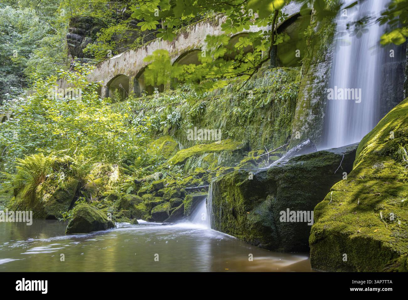 Altes Wasserkraftwerk Niezelgrund Wasserfall Lohmenschlucht Stockfoto
