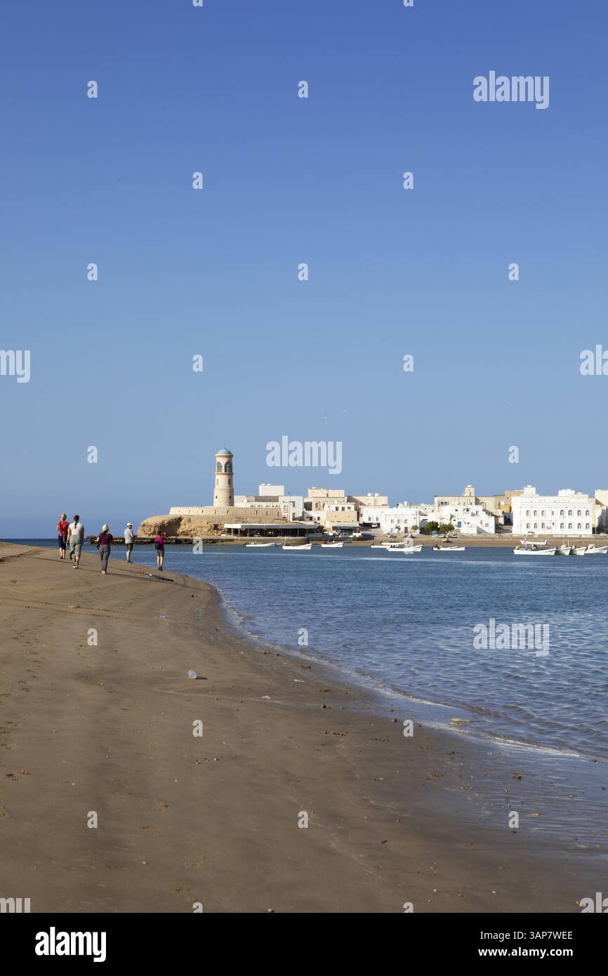 Blick auf Sur, vor dem Golf von Oman, Provinz Janub Ash-Sharqiyya, Oman, Asien Stockfoto