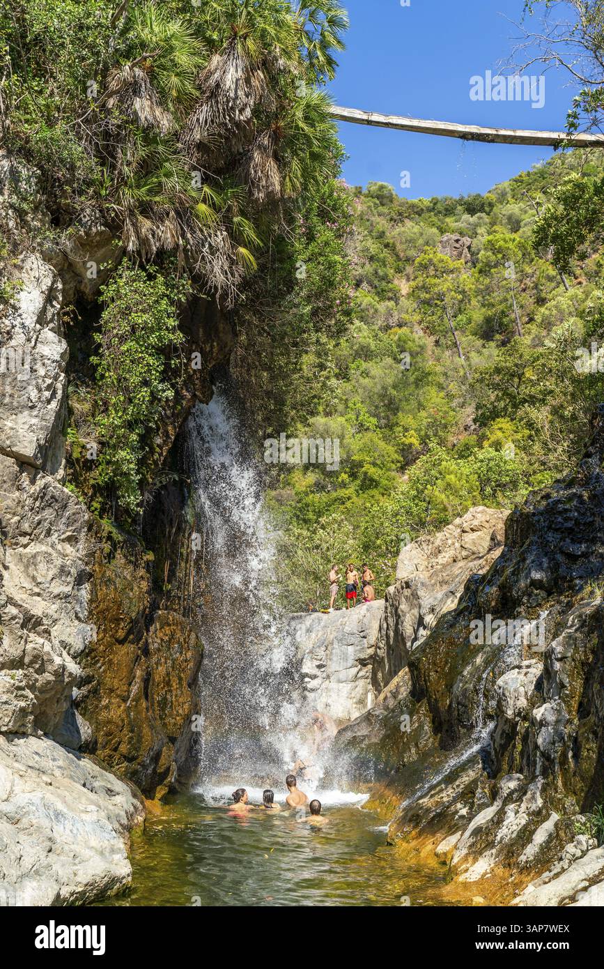 Männer und Frauen baden in den natürlichen Felsenbecken und Wasserfällen von Charco del Canalon, Rio Verde, Istan, Sierra de las Nieves Nationalpark, Anda Stockfoto