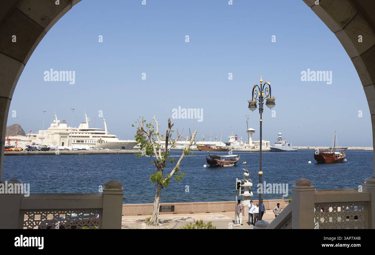 Hafen in Muttrah, Dhaus davor, das Schiff des Sultans dahinter, Maskat, Provinz Maskat, Oman, Asien Stockfoto