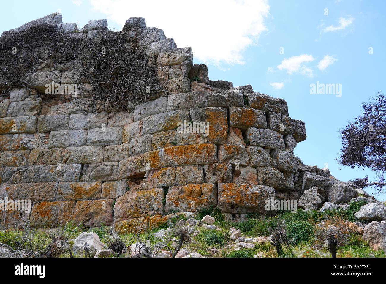 Ein Ruinenturm der historischen Festung Fyli auf dem Berg Parnitha, nahe Athen, wo sich die demokratischen Athener versammelten, um die 30 Tyrannen zu stürzen Stockfoto