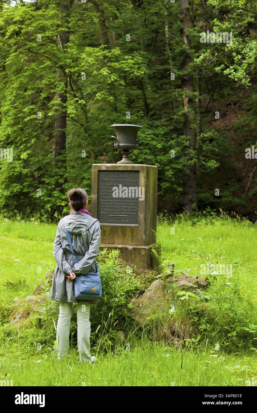 Carl Graf Bruehl errichtete 1833 den Gedenkstein auf der Festwochenwiese. In Erinnerung an den Tempel der ländlichen Freuden (1781), die erste Gartenbauerin Stockfoto