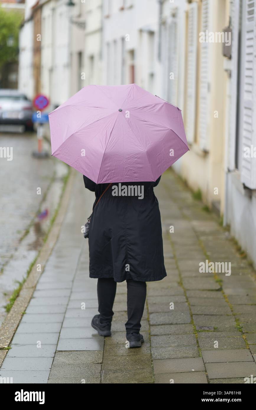 Frau mit Regenschirm bei regnerischem Wetter Stockfoto