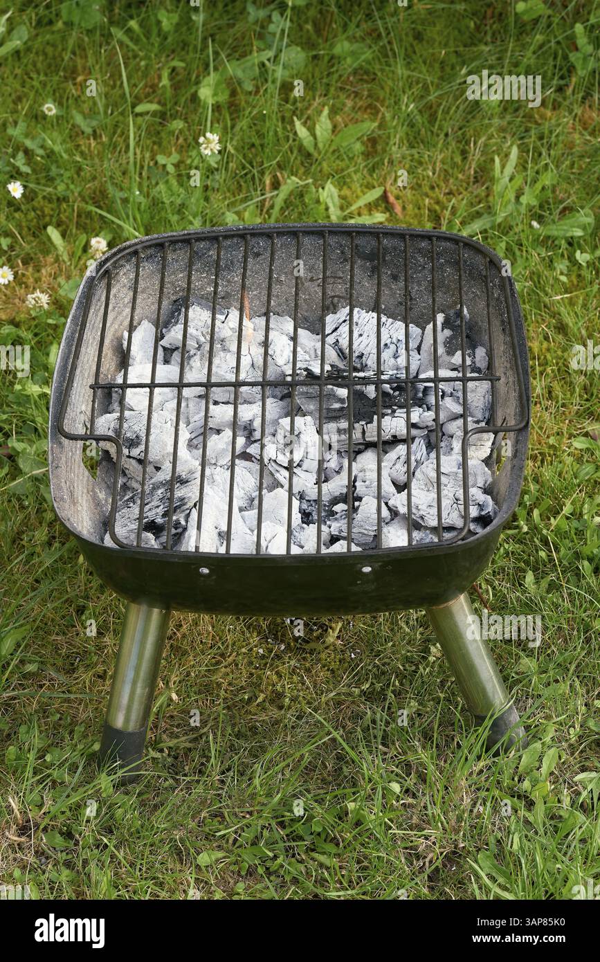 Vorglühende weiße Holzkohle im Grill für optimalen Grillgenuss im Garten im Sommer Stockfoto