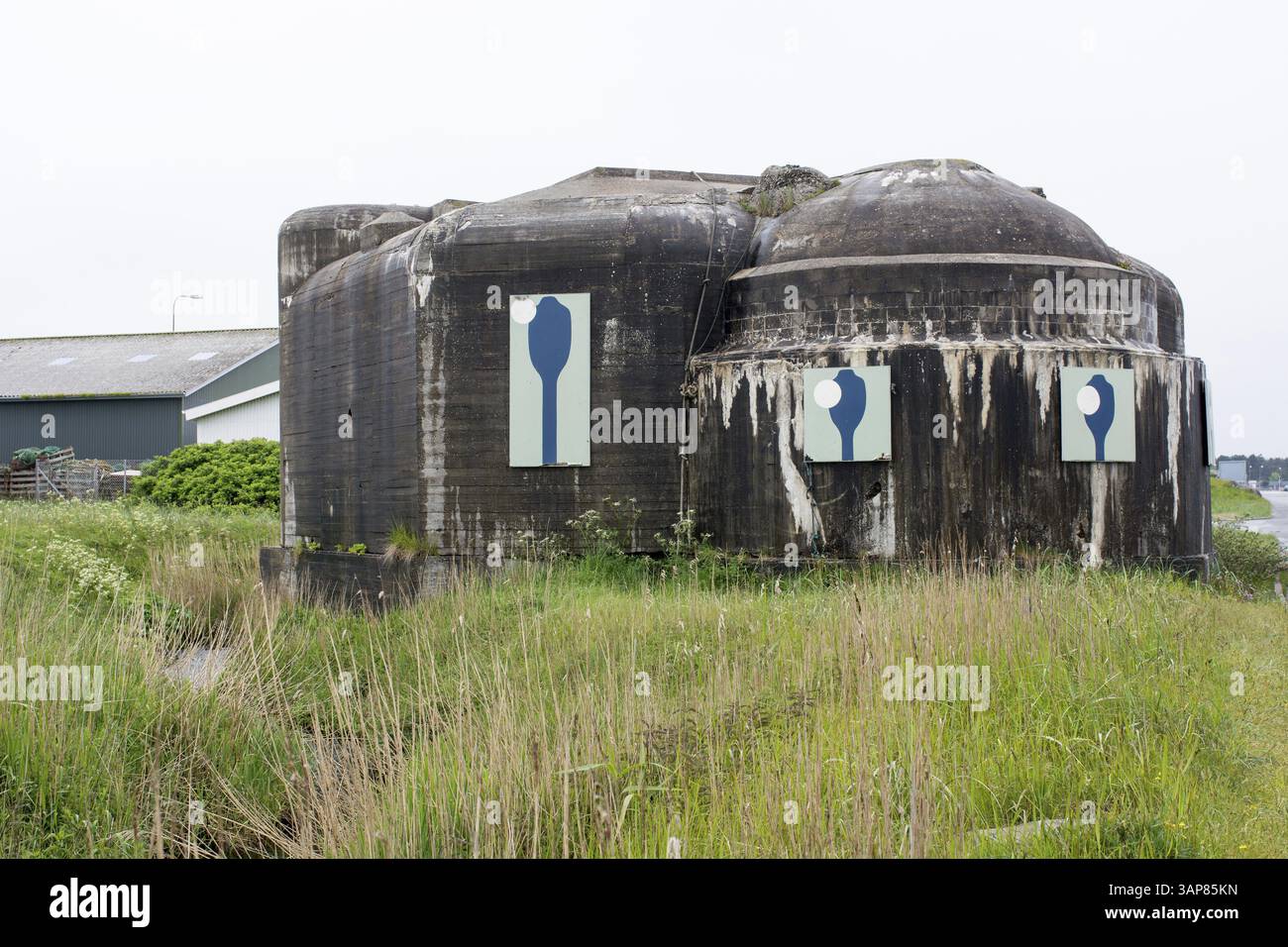 altdeutscher Bunker in Hirtshals mit Kunstwerken außen, Hirtshals, Dänemark, Europa Stockfoto