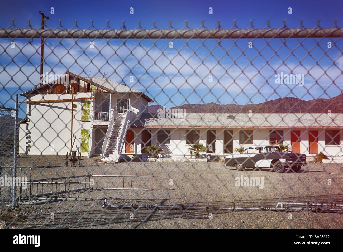 Ein Oldtimer auf einem Parkplatz eines Motels aus den 60er Jahren an der Route 66 in Kalifornien, USA, Nordamerika Stockfoto