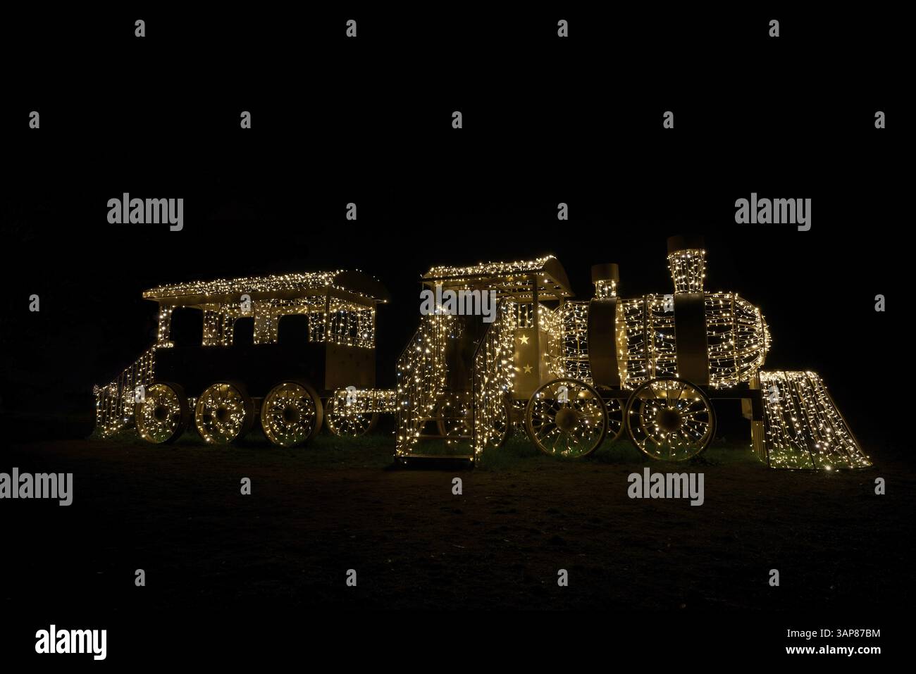 Eisenbahn als Teil der Lumagica Lichtinstallation von funkelnden Lichtern in einem öffentlichen Park in Magdeburg, um die Menschen in Stimmung zu bringen auf Weihnachten und Stockfoto