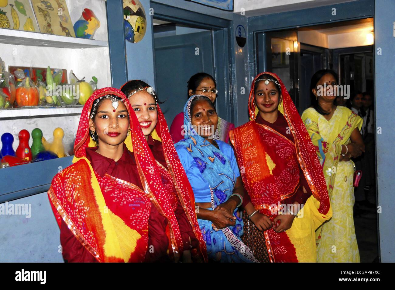 Schulklasse, Jaipur, Rajasthan, Nordindien, Asien, Frauen in bunten traditionellen Kleidern posieren zusammen lächelnd, Indien, Asien Stockfoto