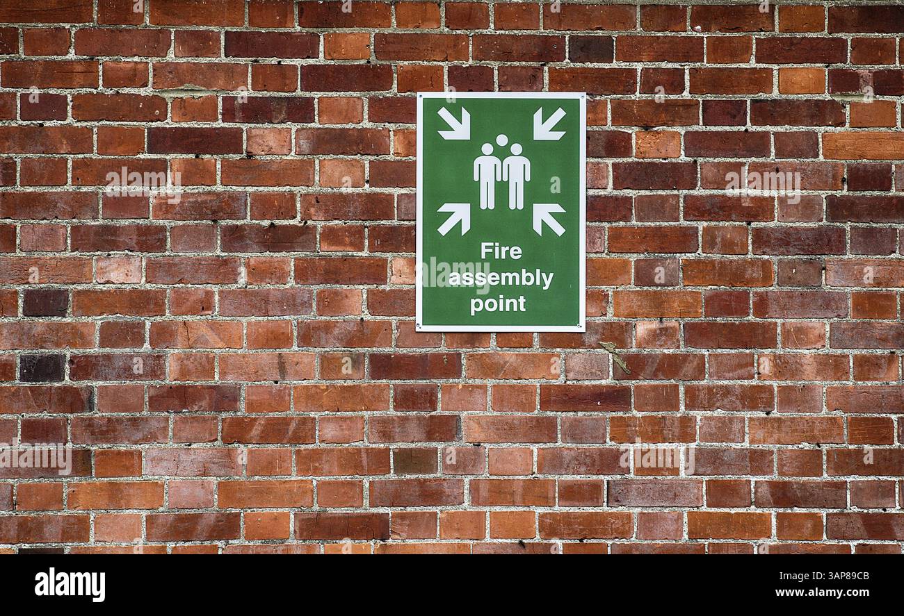 Schild mit dem Feuerwehrkommando an einer Ziegelmauer in England, Großbritannien Stockfoto