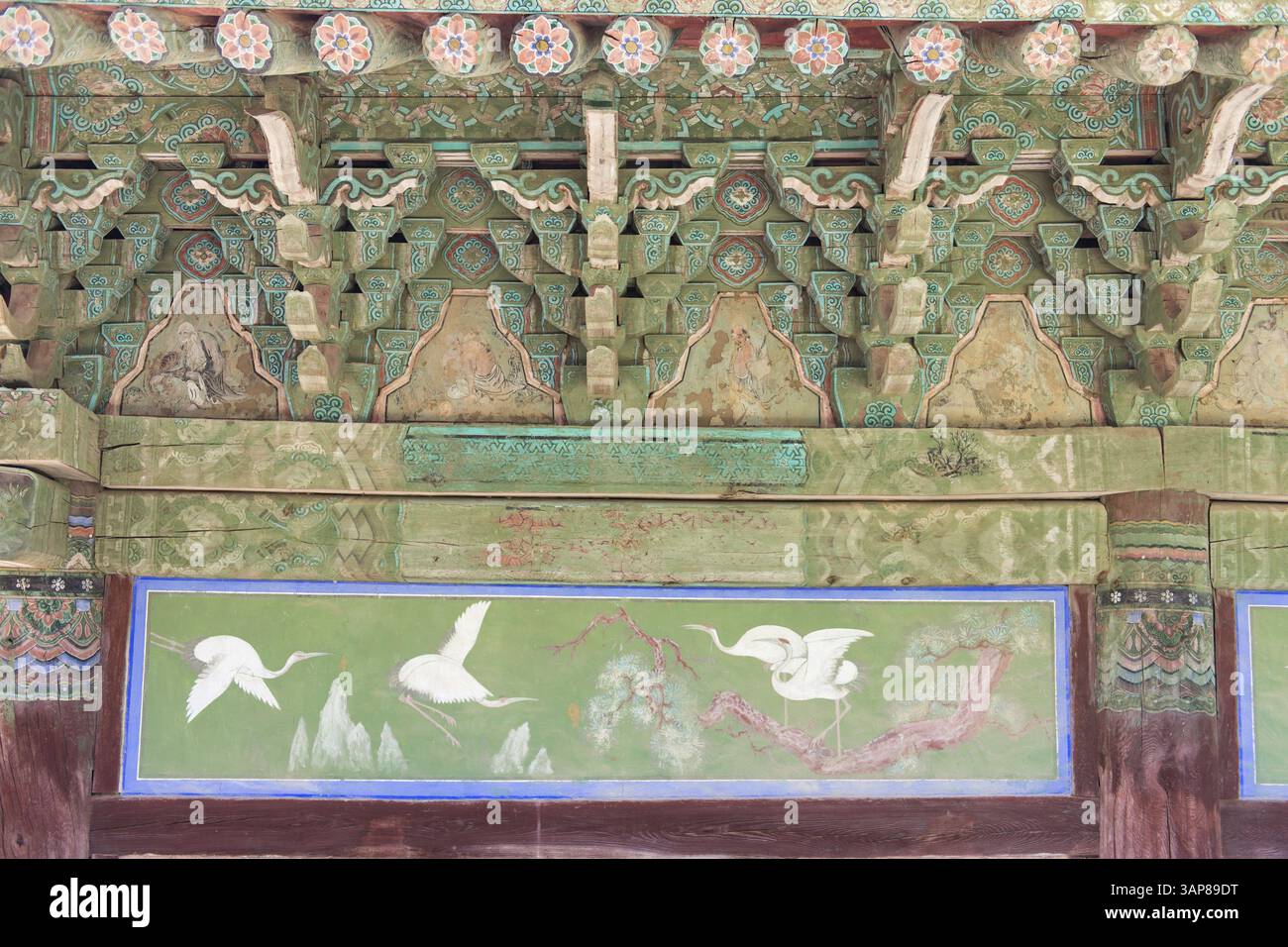 Wandmalerei mit weißen Kranichen am Heungguksa-Tempel in Südkorea, Yeosu, Südkorea, Asien Stockfoto