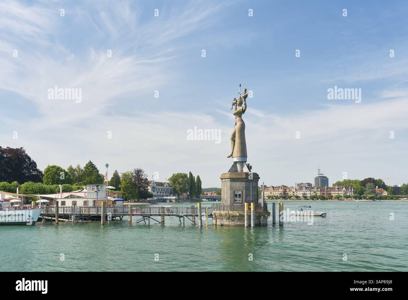 Hafeneingang zur Stadt Konstanz am Bodensee in Deutschland mit der Imperia aus der Ferne Stockfoto