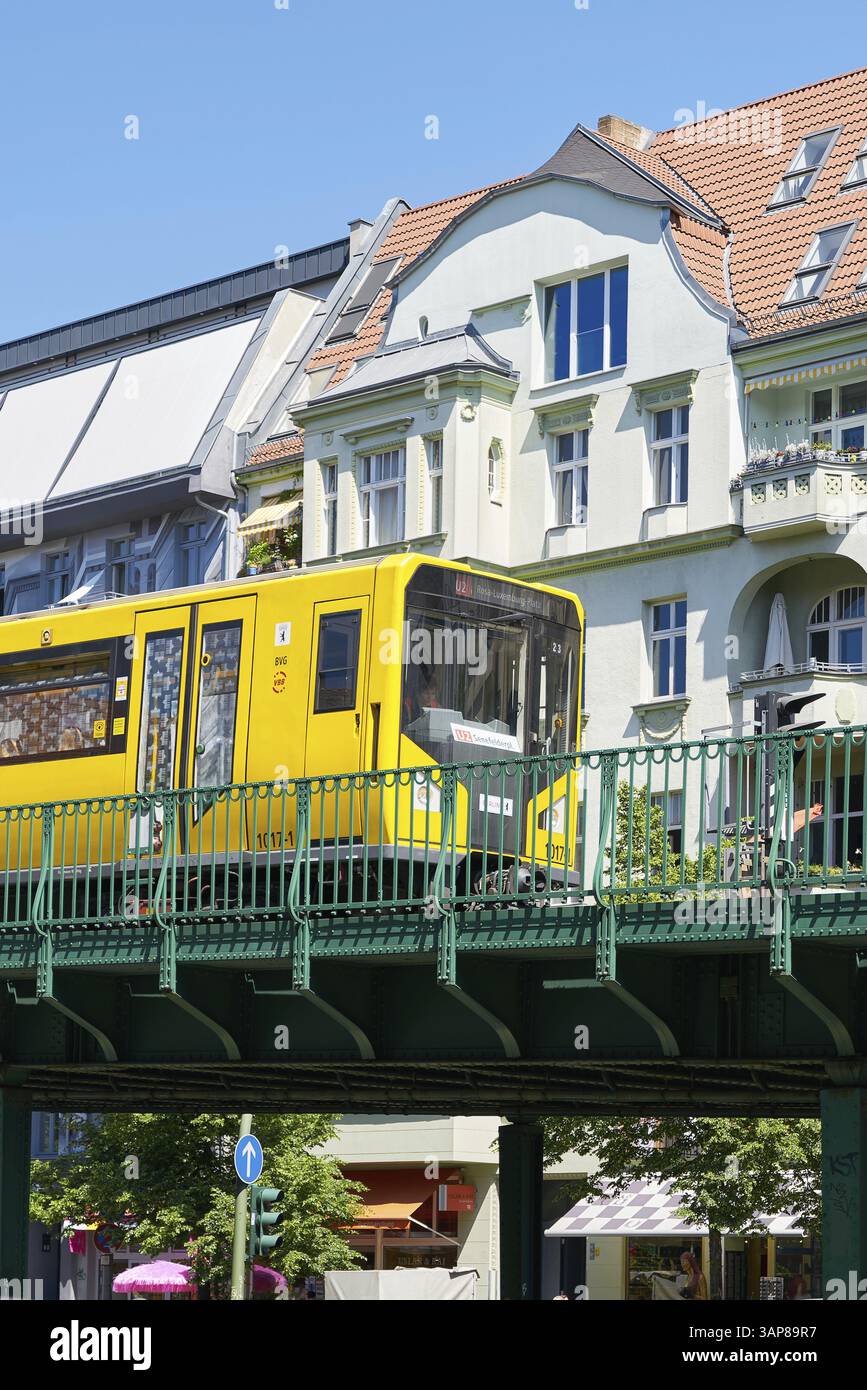 Die U-Bahn U2 fährt durch Berlin Stockfoto