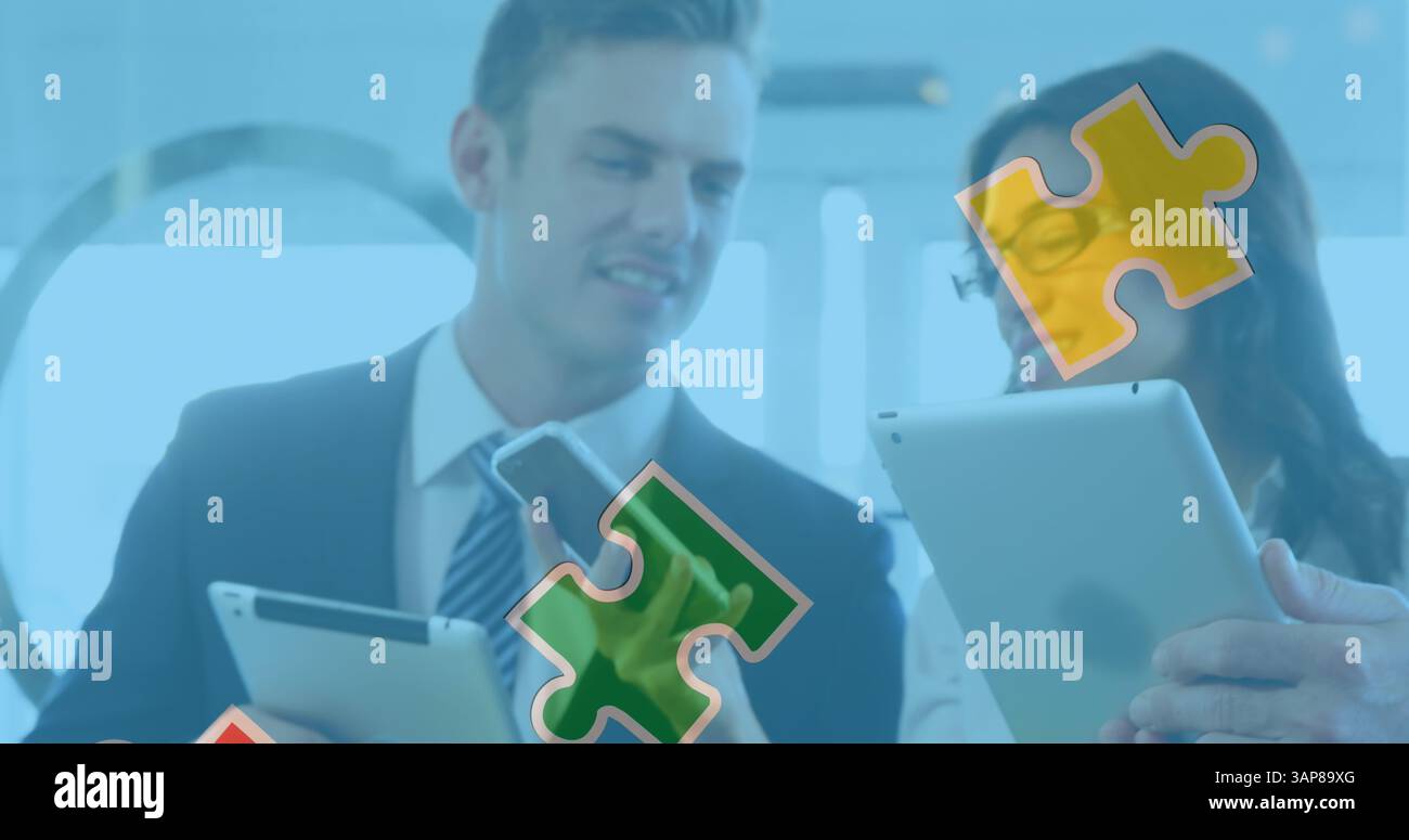 Bild von farbenfrohen Puzzleteilen über Geschäftsleuten, die digitale Geräte verwenden Stockfoto