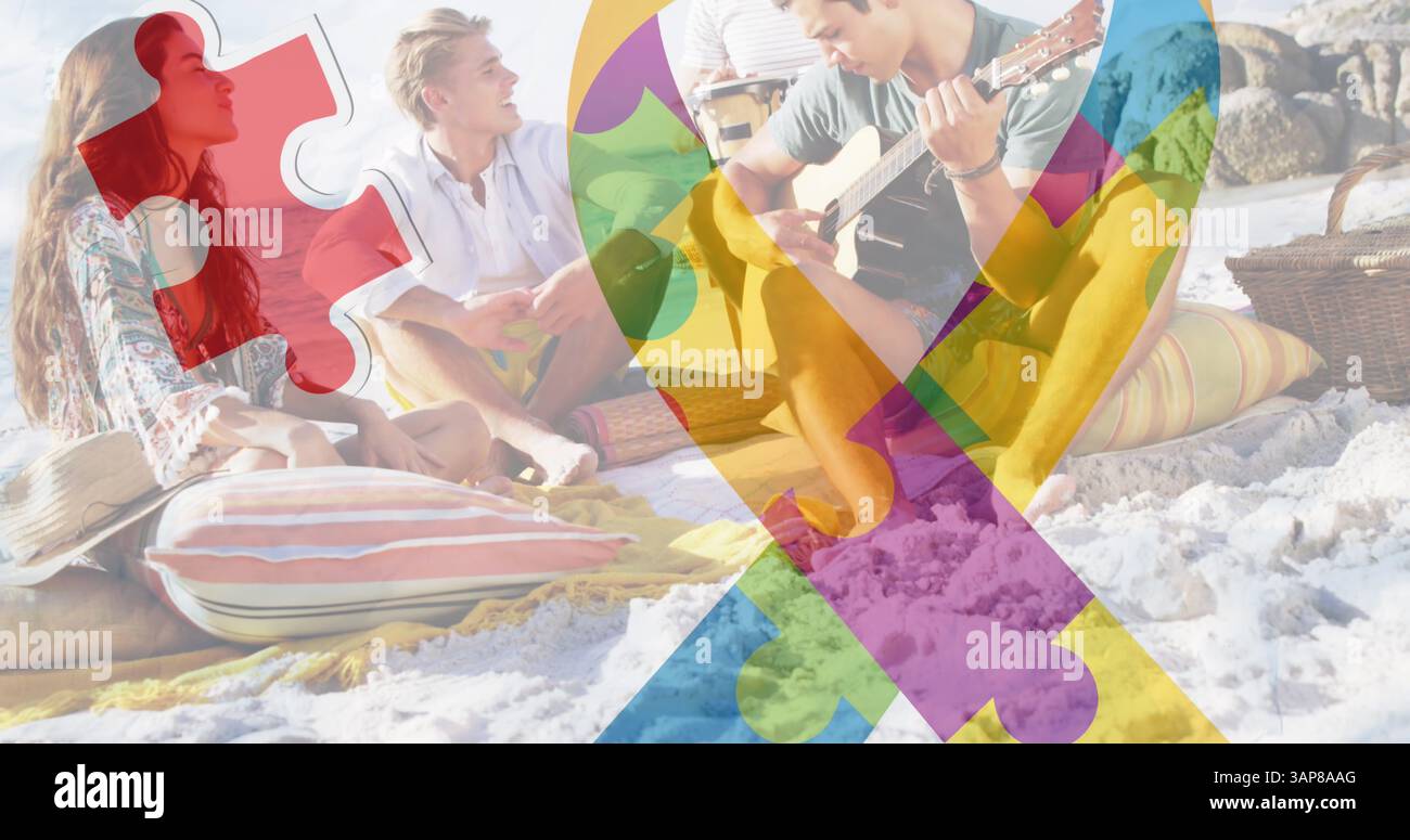 Bild von farbenfrohen Puzzleteilen über fröhlichen Freunden bei einer Sommerparty am Strand Stockfoto