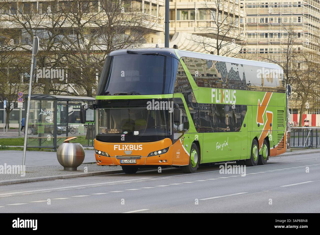 Bus der Marke FlixBus des deutschen Verkehrsunternehmens Flix, Anbieter von Busreisen innerhalb Europas im Zentrum Berlins Stockfoto