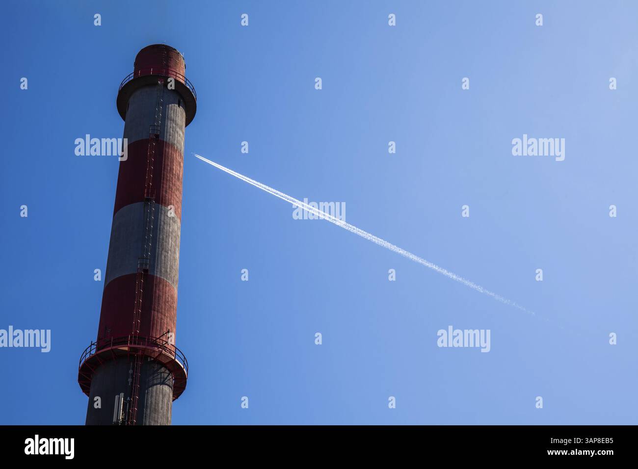 Rauch-, Schornstein- und Dampfspur aus Flugzeugen, Voest Alpine Stahlwerk, Donawitz, Leoben, Steiermark, Österreich, Europa Stockfoto