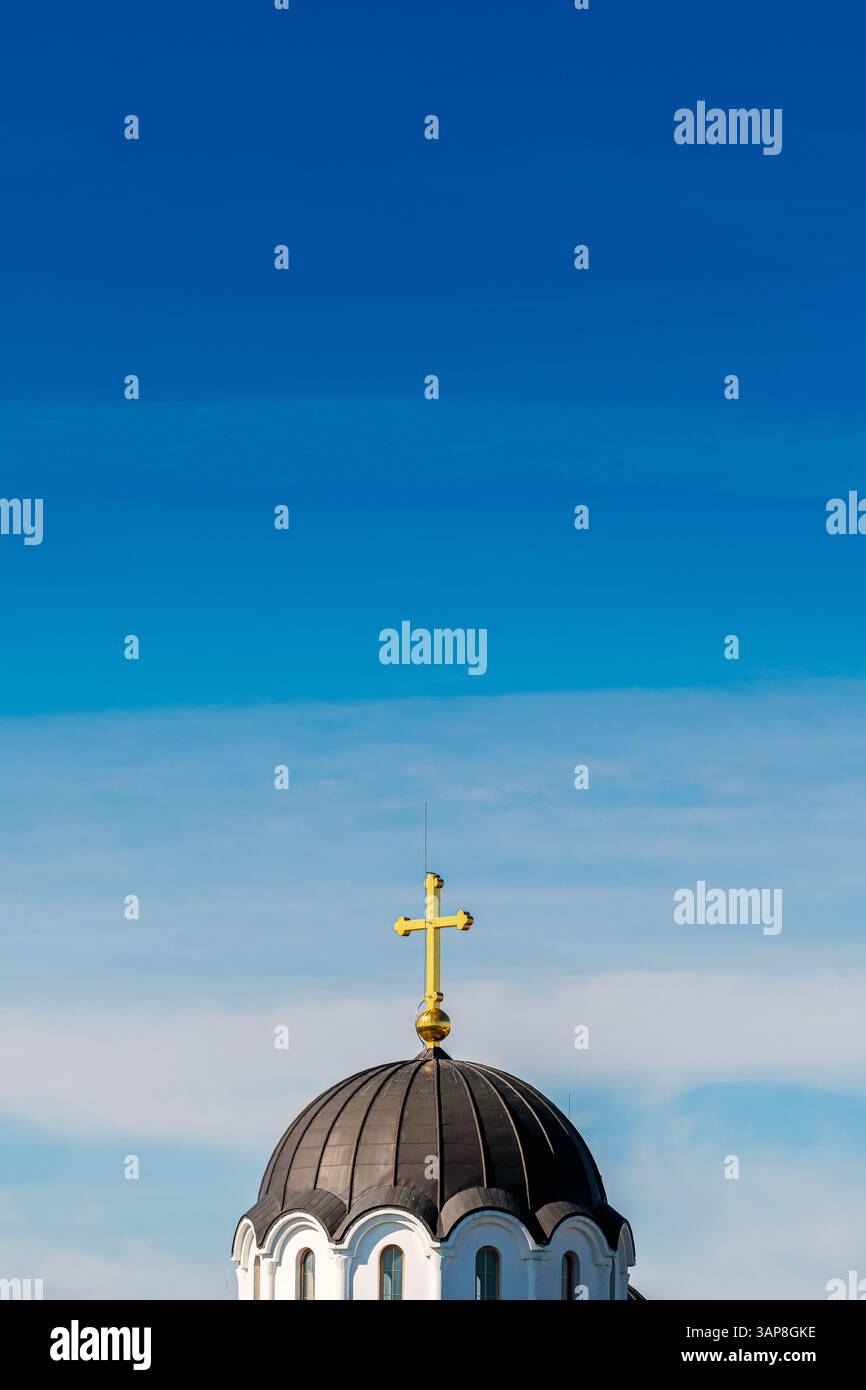 Orthodoxe Kirchenkuppel mit goldfarbenem Kreuz und Himmel als Kopierraum Stockfoto