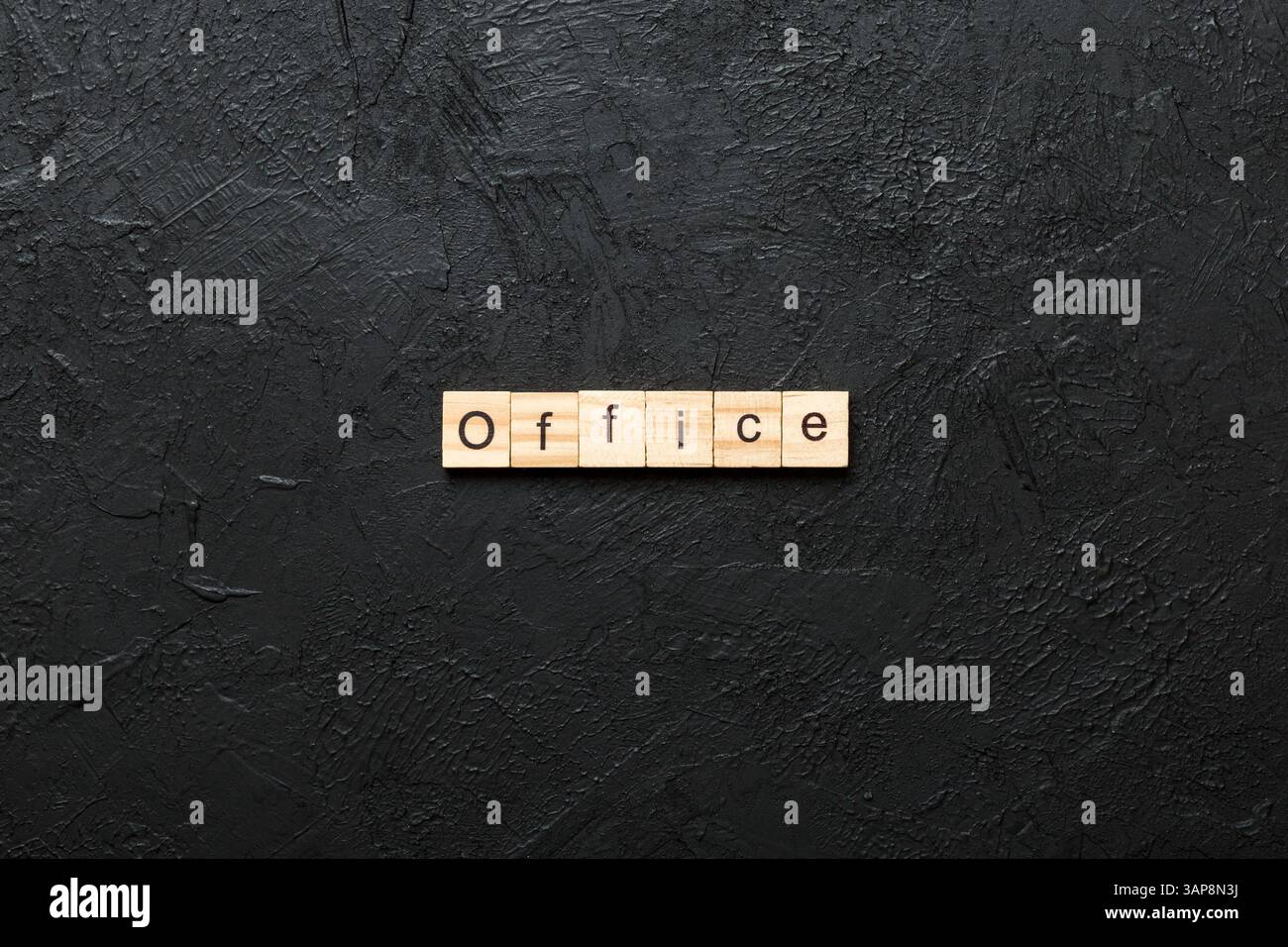 Bürowort auf Holzblock geschrieben. Bürotext auf Tisch, Konzept. Stockfoto