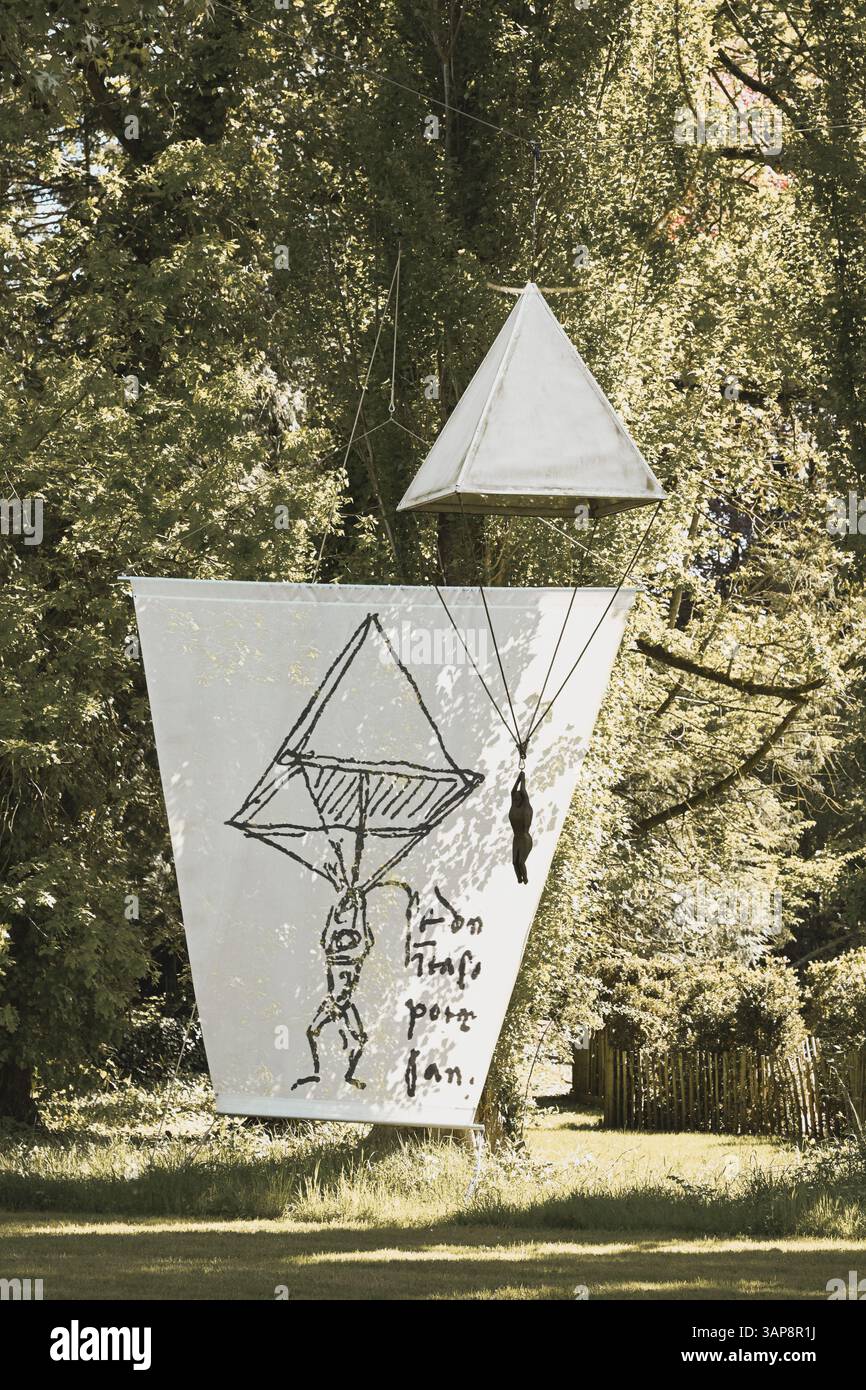 Rekonstruktion einer Erfindung von Leonardo da Vinci, Skizzen und Text auf gestreckter Leinwand, im Park am Schloss Clos Luce, Vintage-Version Stockfoto