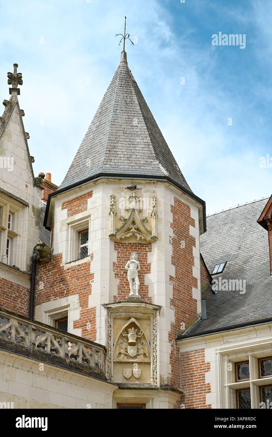 Turm und Ornamentik der Burg Clos Luce Stockfoto