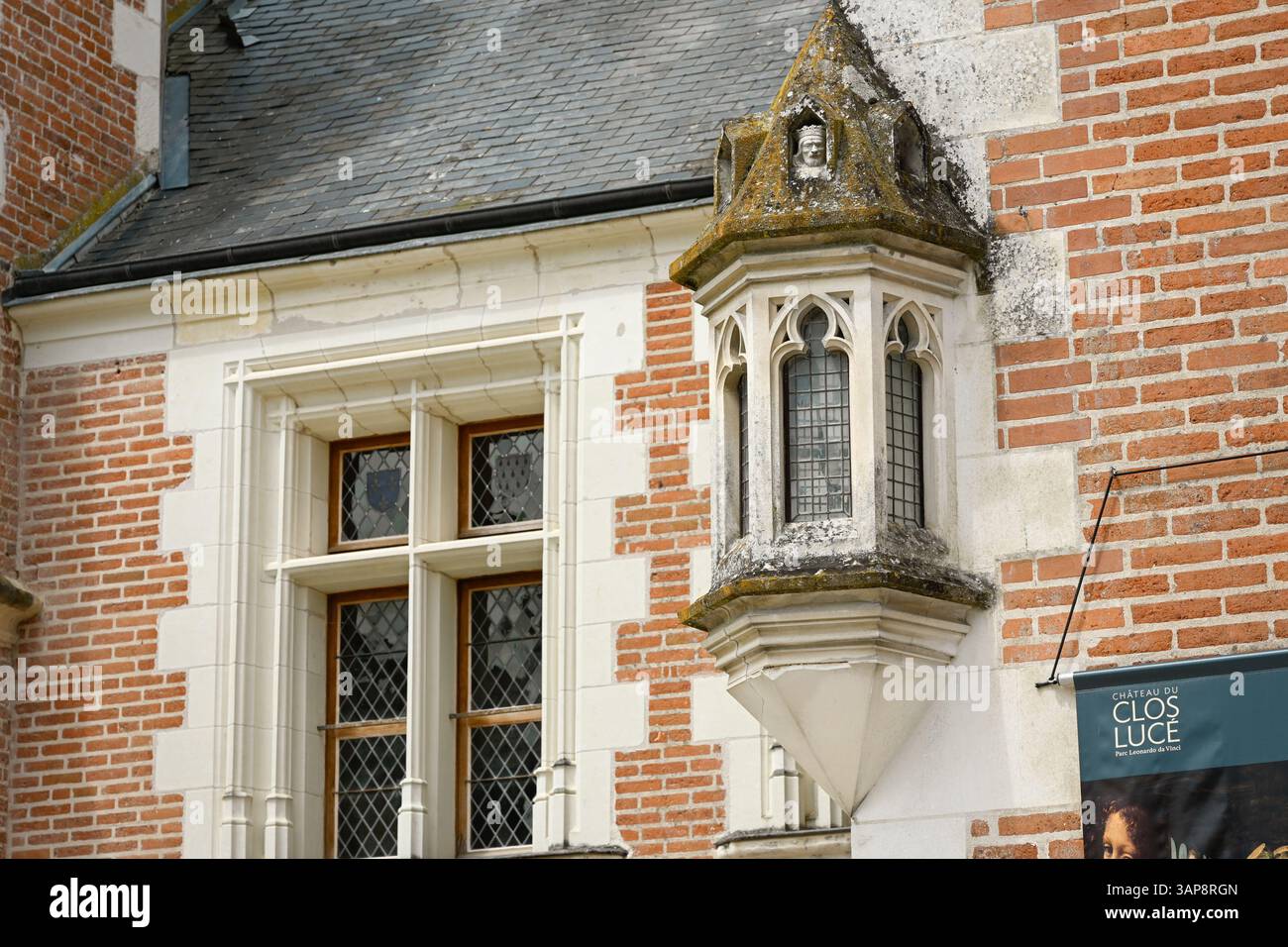 Detail einer Echauguette an der Fassade der Burg Clos Luce Stockfoto
