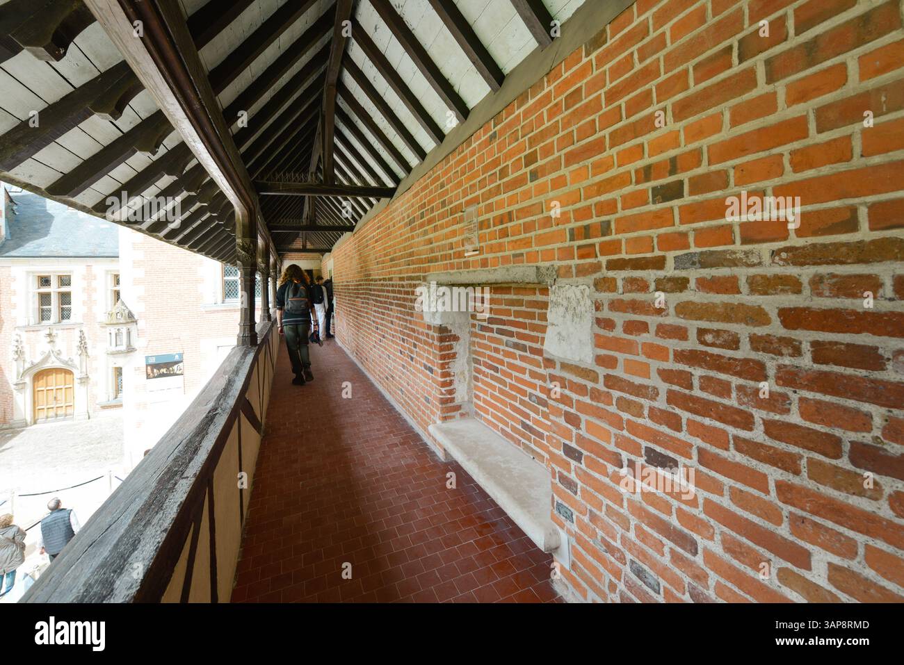 Geschützter Durchgang, der zur Burg Clos Luce führt Stockfoto