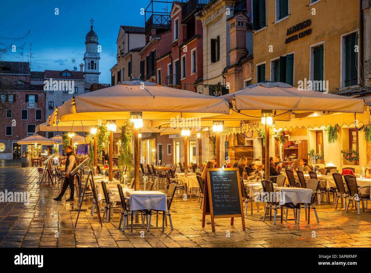 Bar-Restaurant im Freien in der Abenddämmerung, Campo Santa Margherita, Sestiere Dorsoduro, Venedig, Veneto, Italien Stockfoto