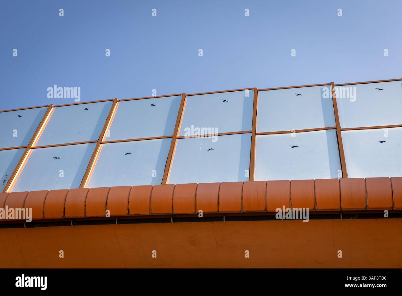Lärmschutzwände entlang der Straße in Warschau, der Hauptstadt Polens Stockfoto