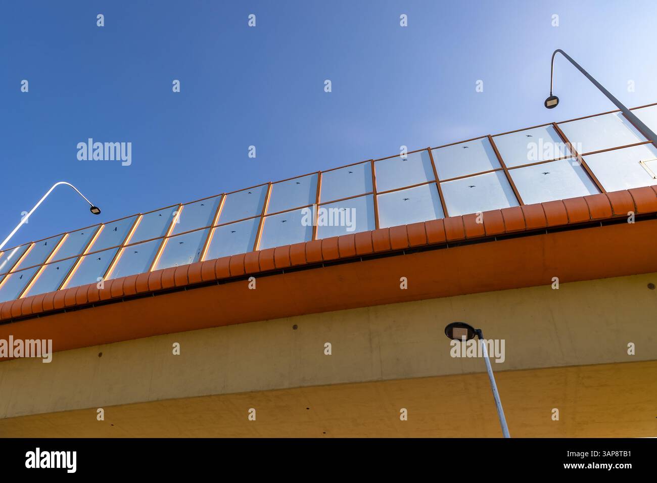 Lärmschutzwände entlang der Straße in Warschau, der Hauptstadt Polens Stockfoto