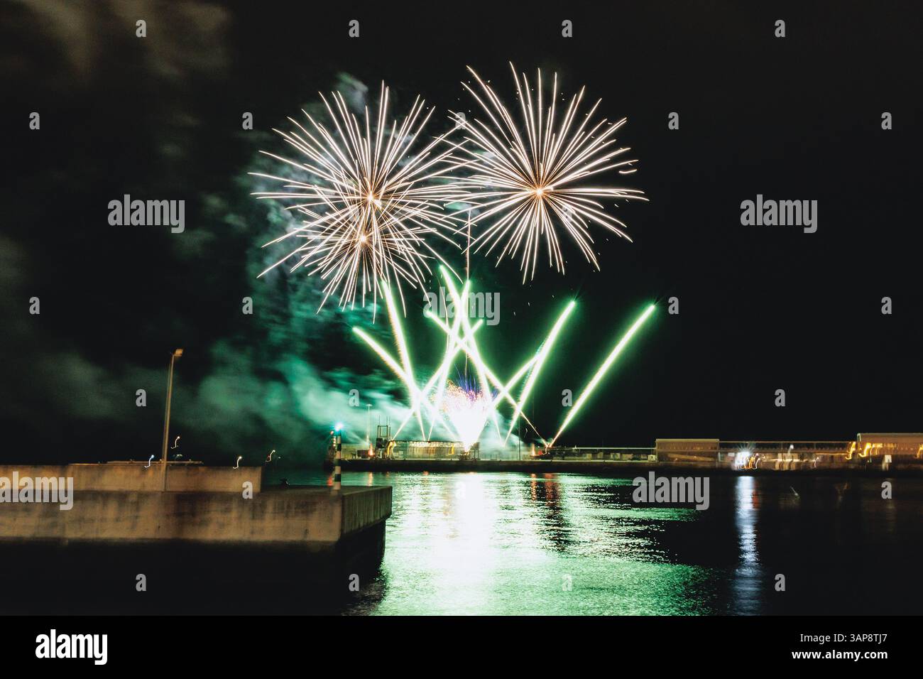 Feuerwerk während des Atlantikfestivals in Funchal, Hauptstadt der Insel Madeira, Portugal Stockfoto