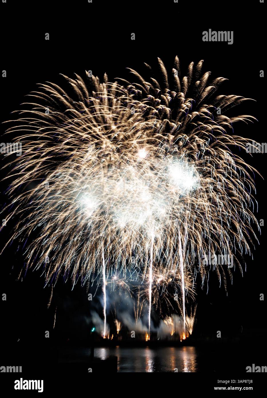 Feuerwerk während des Atlantikfestivals in Funchal, Hauptstadt der Insel Madeira, Portugal Stockfoto
