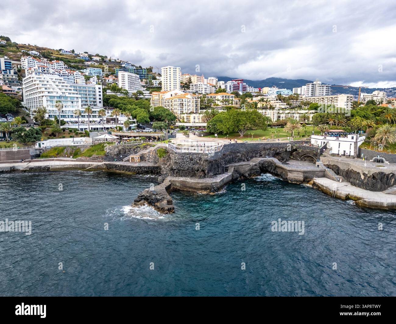 Küste im Lido-Gebiet der Stadt Funchal, Hauptstadt der Insel Madeira, Portugal Stockfoto