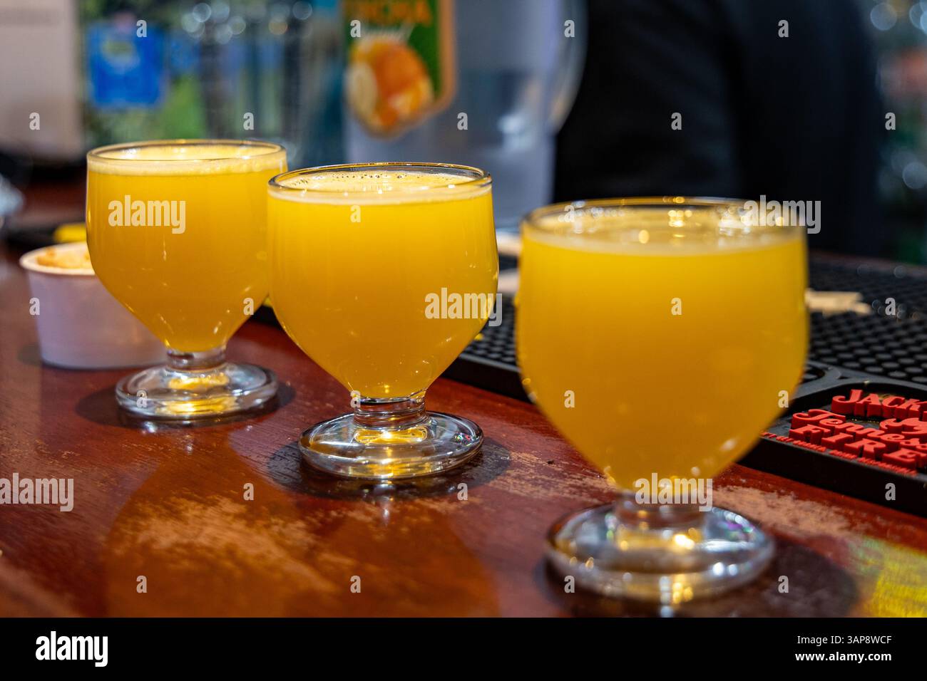 Traditionelle Poncha-Drinks in einer Bar auf Madeira, Portugal Stockfoto