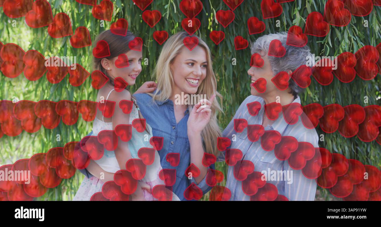 Das Bild der Herzen über glückliche kaukasische Dreigenerationenfrauenfamilie im Garten Stockfoto