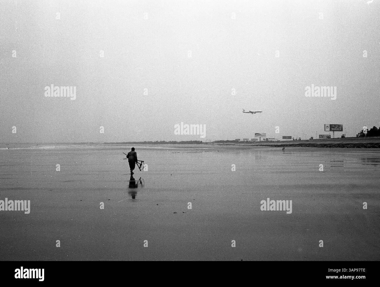 Gezeiten und Abflug: Küstenleben unter dem Flugpfad Anfang der 2000er Jahre in China, Fuzhou, Fujian, China Stockfoto