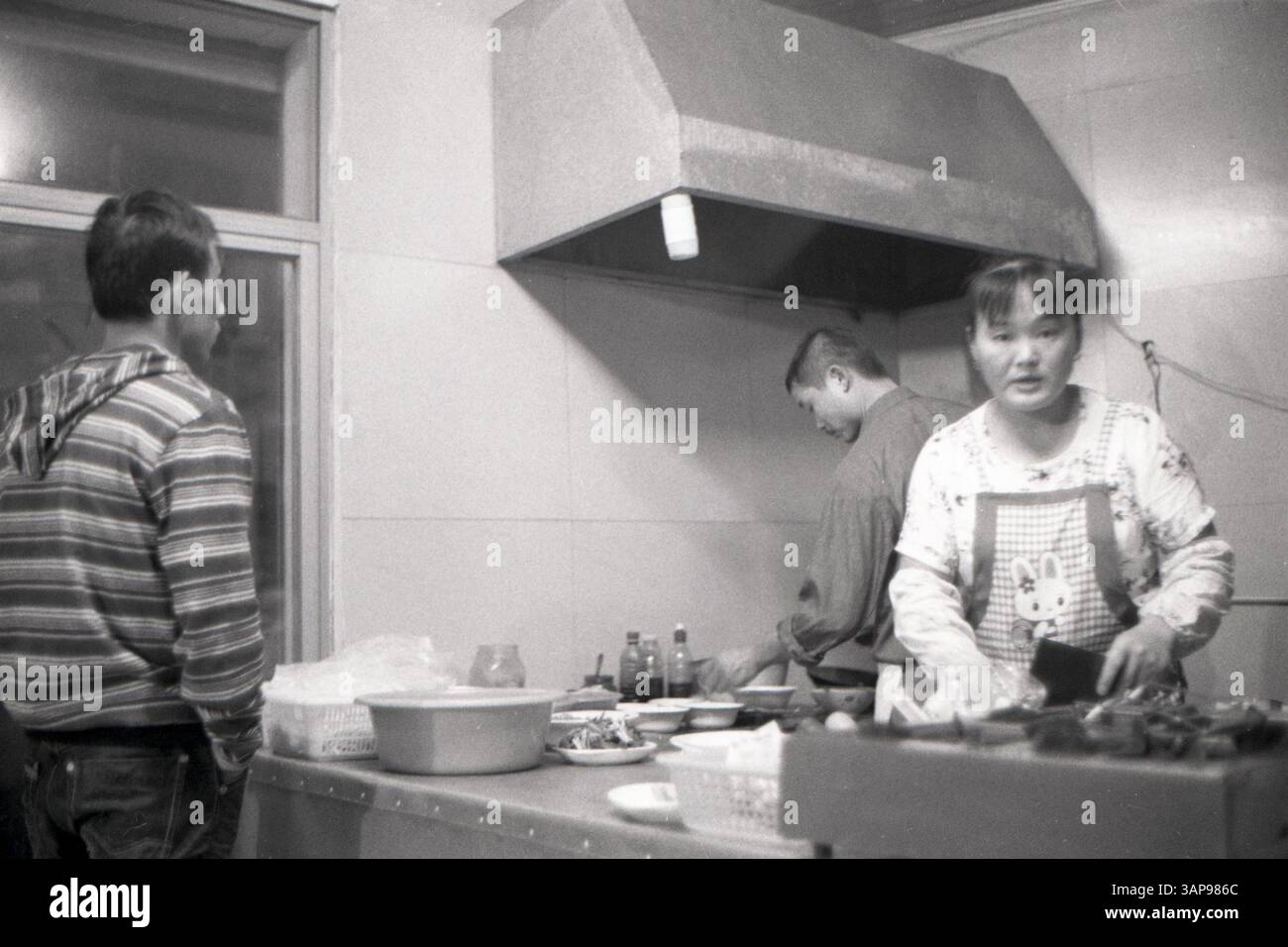 Köche bei der Arbeit in Small Chinese Kitchen - Everyday Culinary Labor, Anfang der 2000er Jahre Stockfoto